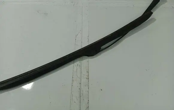 Opel Zafira A Front wiper blade arm 90582557