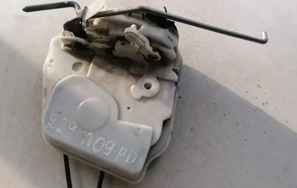 Mazda 6 Front door lock 8K13B0241