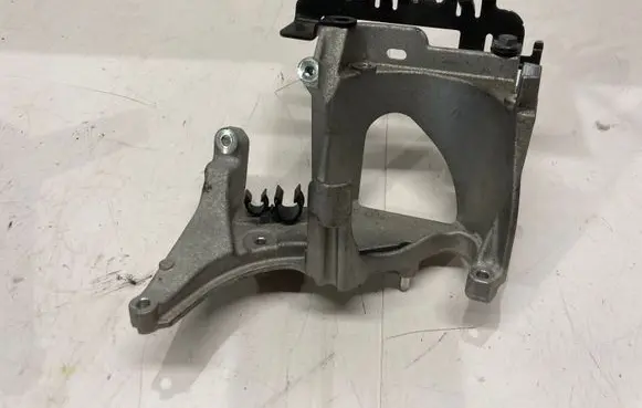 Peugeot 3008 II Engine mounting bracket 9678325480 1614345480