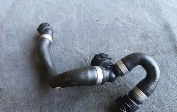 Engine coolant pipe/hose