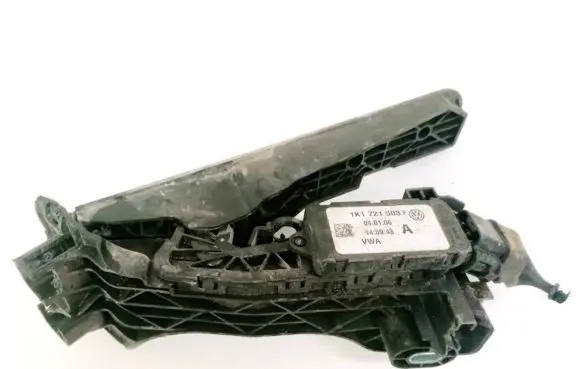 Accelerator throttle pedal