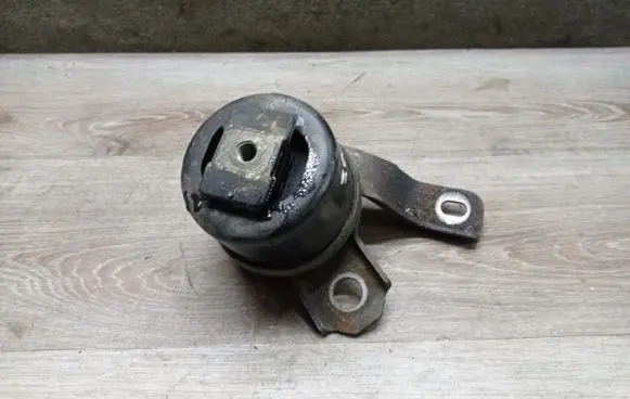 Volvo S80 Engine mount bracket