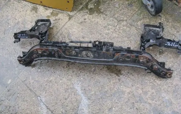 Renault Megane II Radiator support slam panel
