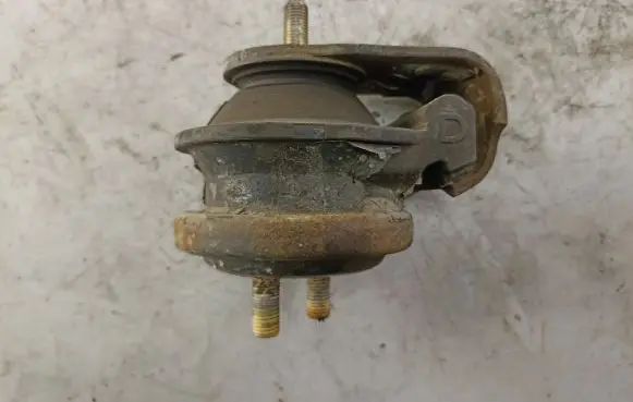 Suzuki Grand Vitara II Engine mount bracket RJ3522