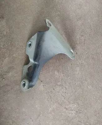 Audi Q7 4L Fender mounting bracket 4L0821136