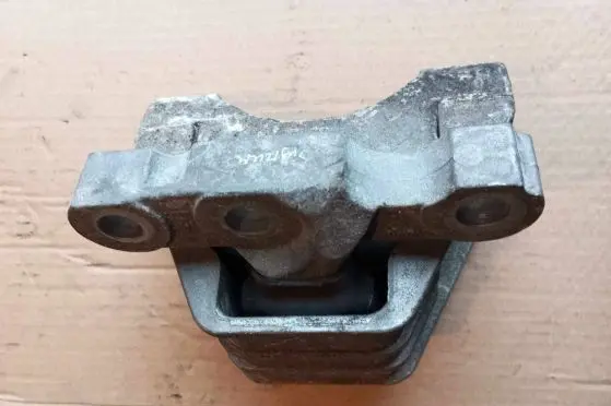 Opel Signum Engine mount bracket