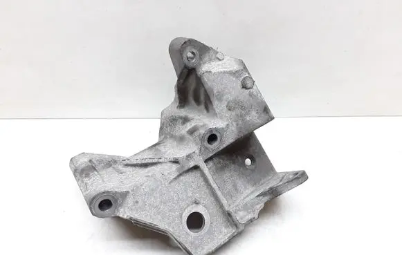 Engine mounting bracket