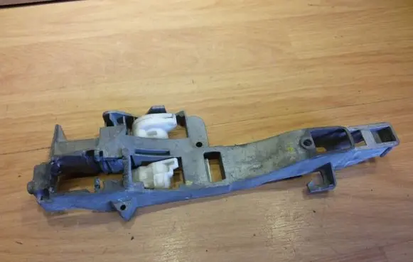 Rear door exterior handle/bracket