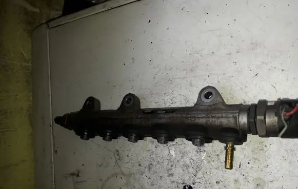 Nissan X-Trail T30 Fuel distributor 0445214155