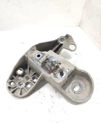 Volkswagen PASSAT B5 Engine mounting bracket 8E0199351
