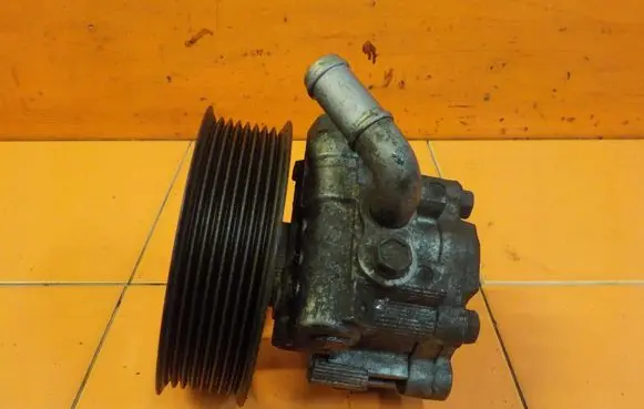 Land Rover Discovery 3 - LR3 Power steering pump 3MB44