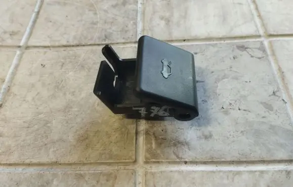 Mazda 5 Engine bonnet (hood) release handle