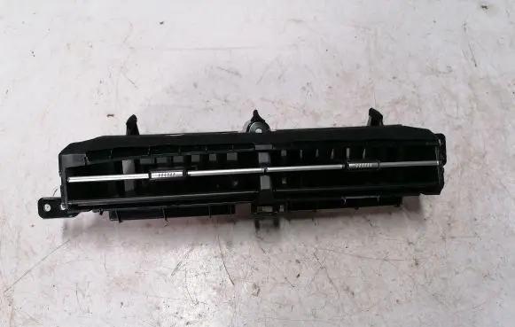 Toyota Prius (XW30) Dash center air vent grill 5568747030 5567047070