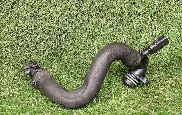 Volkswagen Jetta VI Air intake duct part 04E103202E