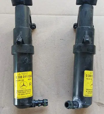 Mercedes-Benz B W245 Headlight washer spray nozzle
