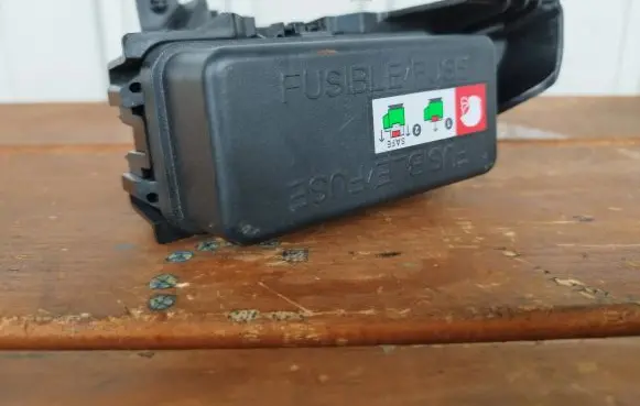 Peugeot 208 Fuse box set 9820725480