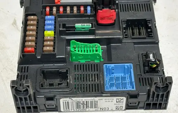 Peugeot 2008 I Fuse module 9807532080