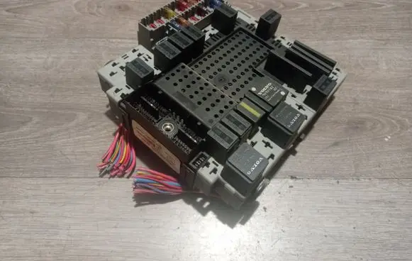 Volvo V70 Fuse module 8688153 8645729