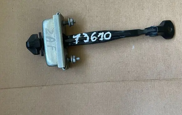 Opel Zafira C Front door check strap stopper 39045010