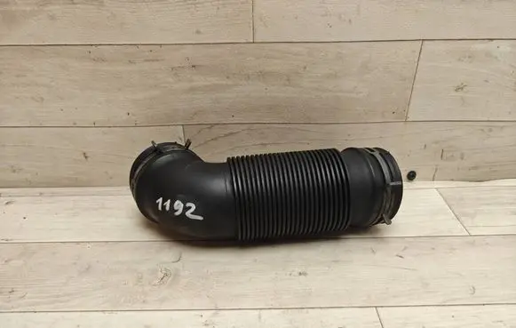Skoda Octavia Mk2 (1Z) Air intake hose/pipe 1K0129684B