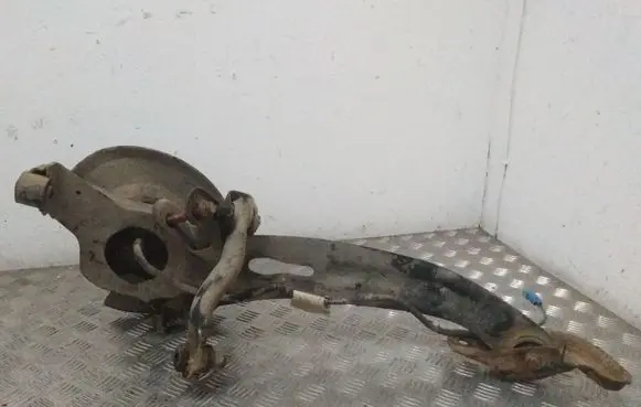 Rear wheel hub spindle/knuckle