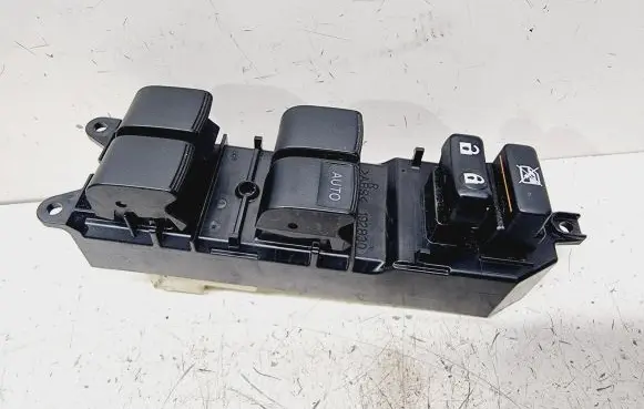 Toyota RAV 4 (XA40) Electric window control switch 8482042220