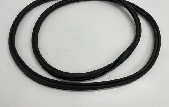 Volvo XC40 Rear door rubber seal (on body) 