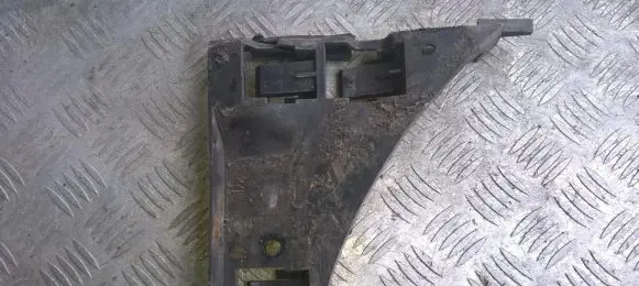 Front bumper mounting bracket