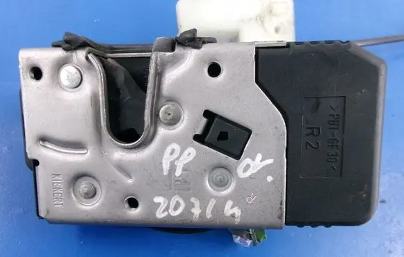 Opel Vectra C Front door lock 24414113DD