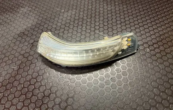 Toyota Avensis T270 Mirror indicator light 3040033 40400451 H0US1NG