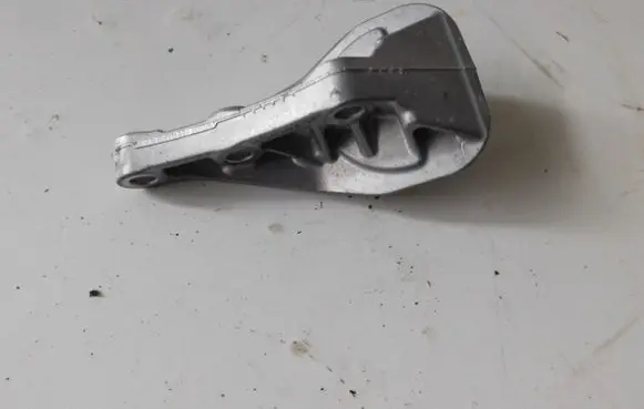 Volkswagen Golf VII Engine mounting bracket