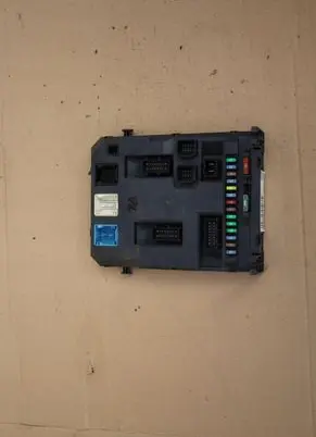 Citroen C4 I Fuse module 9666952280