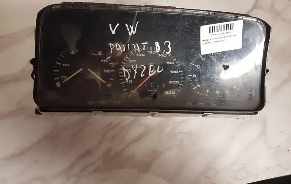 Volkswagen PASSAT B3 Speedometer (instrument cluster) 81117621