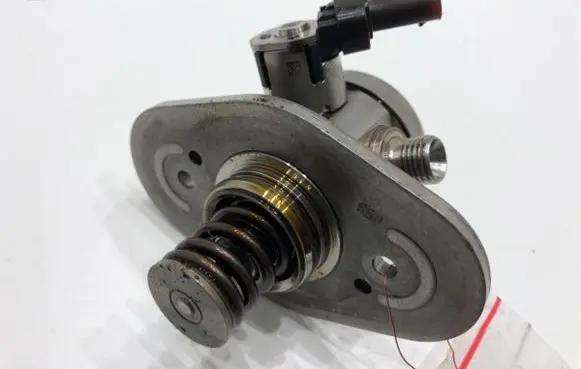 BMW 5 G30 G31 G38 Fuel injection high pressure pump 8631642