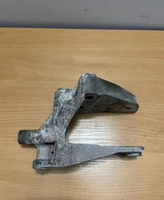 Gearbox mounting bracket