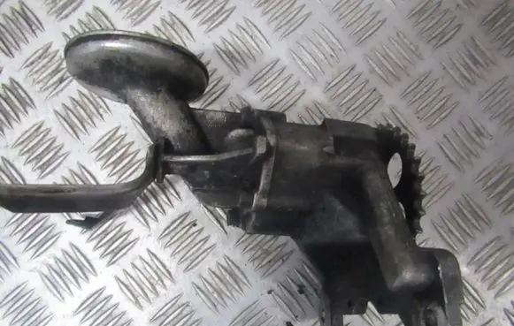 Volkswagen Golf III Oil pump 030115109a