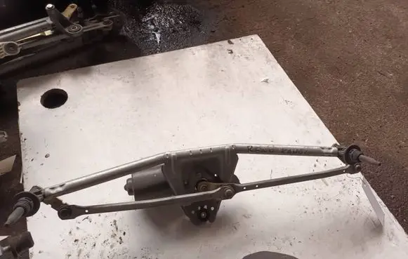 Renault Kangoo I Front wiper linkage 