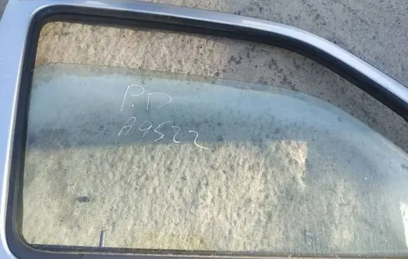 Opel Agila A Front door window glass four-door as2