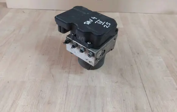Toyota RAV 4 (XA40) ABS control unit/module 89541-0R110