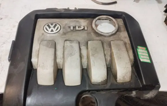 Volkswagen Touran I Engine cover (trim) 03G103925 03G103925H