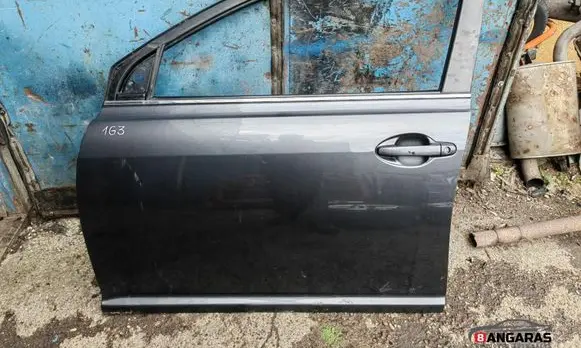 Toyota Avensis T250 Front door