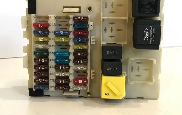 Ford Focus Fuse module 518239801 98AG14A073CG