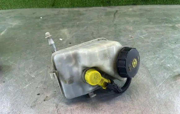 Opel Insignia A Brake fluid reservoir 