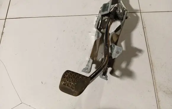 Opel Astra G Clutch pedal 