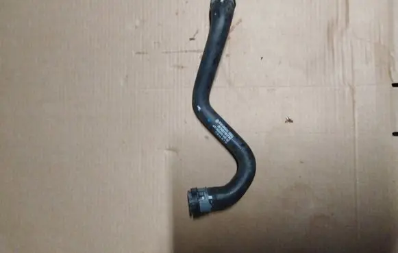Engine coolant pipe/hose