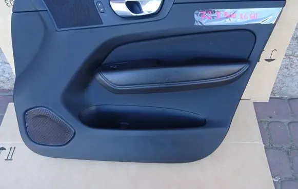 Volvo XC60 Front door card panel trim
