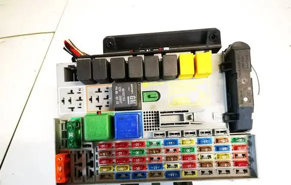 Opel Zafira A Fuse box set 24412497