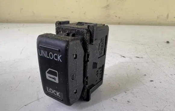 Nissan Micra Electric window control switch 3918B