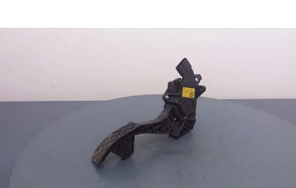 Accelerator throttle pedal