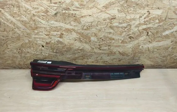 Tailgate rear/tail lights